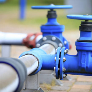 Rottura di una tubazione dell'acquedotto in via Calice a Finale: operai al lavoro