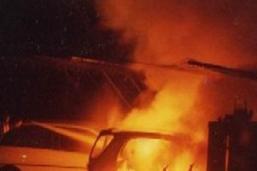 Porto Vado, nella notte vettura in fiamme, danneggiati anche cinque scooter