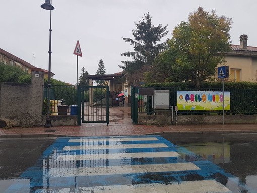 Albenga, aule dell’asilo nido fredde: le mamme protestano