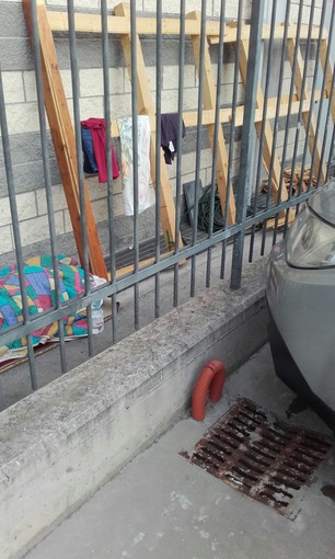 Dormitorio abusivo dietro la palestra 'Youniverse' ad Albenga