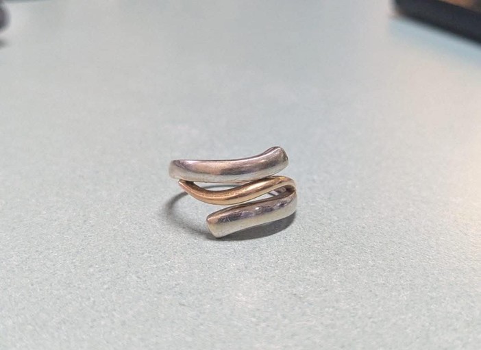 Anello rubato a Savona, l'appello della polizia locale per trovare il proprietario Anello rubato a Savona, l'appello della polizia locale per trovare il proprietario