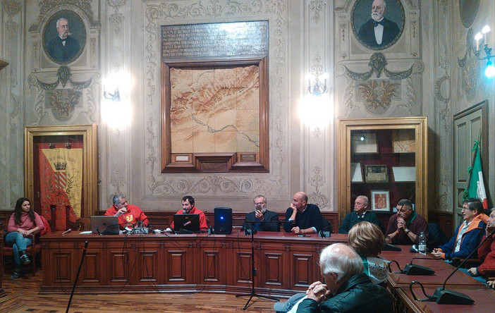 Il presidente dell'Anpi Italo Mazzucco, terzo da sinistra, in sala consigliare con, tra gli altri, il sindaco Frascherelli (immagine di repertorio)