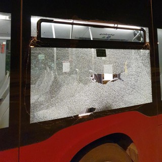 Vetro di un autobus spaccato ieri sera ad Andora: indagini in corso