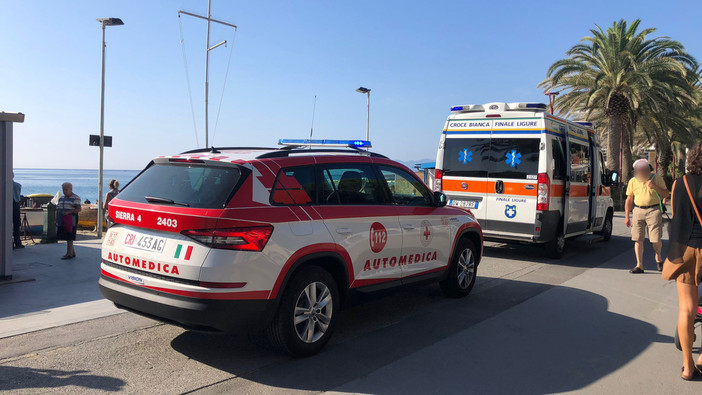 Malore in acqua per un turista: tragedia sulle spiagge di Finale