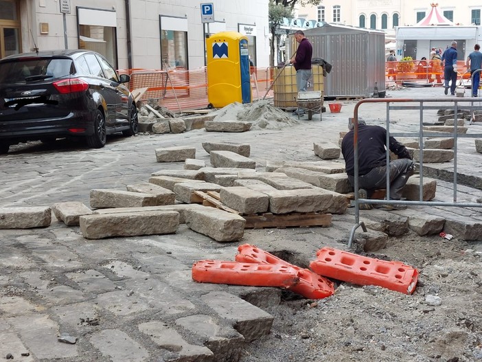 Savona, arrivati i basoli mancanti in via Astengo. Assessore Parodi: "A breve la riapertura del tratto"