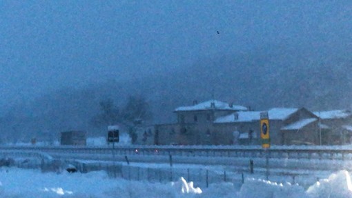 Neve e vento forte in autostrada: uscita consigliata per i telonati