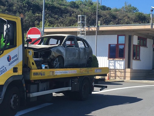 Veicolo in fiamme sulla A10 tra Savona e Spotorno: disagi al traffico (FOTO)
