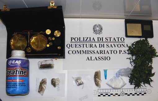 Andora, minifabbrica dello spaccio in macchina e casa: arrestato un 44enne