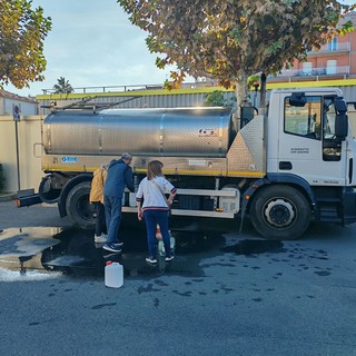 Acqua non potabile a Pietra Ligure, operative le autobotti: tre punti di erogazione attivi ventiquattr'ore al giorno Acqua non potabile a Pietra Ligure, operative le autobotti: tre punti di erogazione attivi ventiquattr'ore al giorno