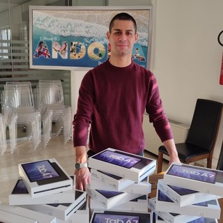 Andora, cominciata la consegna dei tablet ai 93 studenti assegnatari del bando promosso dal comune