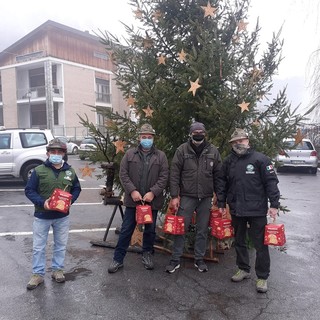 Un panettone agli ultranovantenni del paese: la tradizionale iniziativa del gruppo Alpini di Calizzano