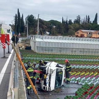 Albenga, macchina ribaltata nella zona di Campochiesa: mobilitata l'autogrù