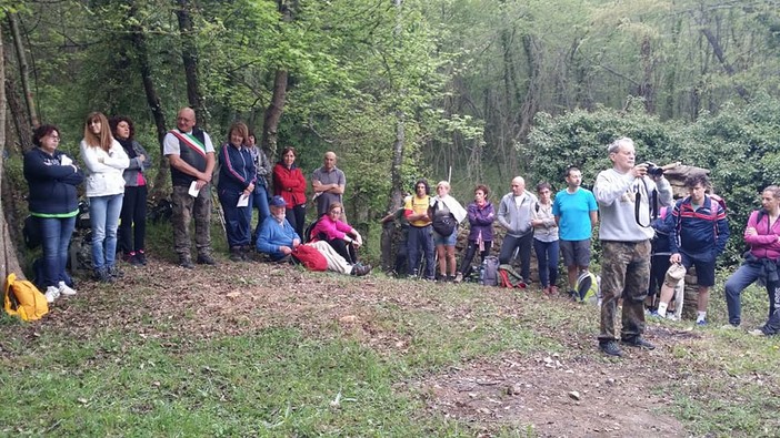 Una camminata organizzata dagli Amici di Testico per ripercorrere la strada di “Fischia il vento”