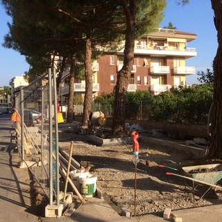Albenga, ripresi i lavori di restyling e messa in sicurezza di via Einaudi (FOTO)