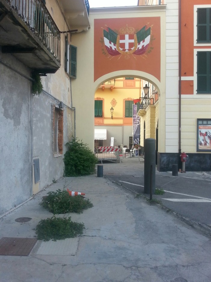 Incuria in centro Loano: da settimane buco "rattoppato" con un cono di segnalazione