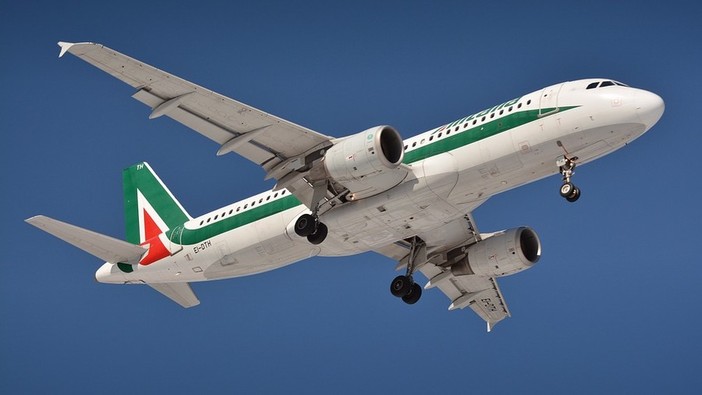 Coronavirus, Toti 'bacchetta' Alitalia: "I due voli cancellati sulla tratta Genova-Roma vanno ripristinati" Coronavirus, Toti 'bacchetta' Alitalia: "I due voli cancellati sulla tratta Genova-Roma vanno ripristinati"