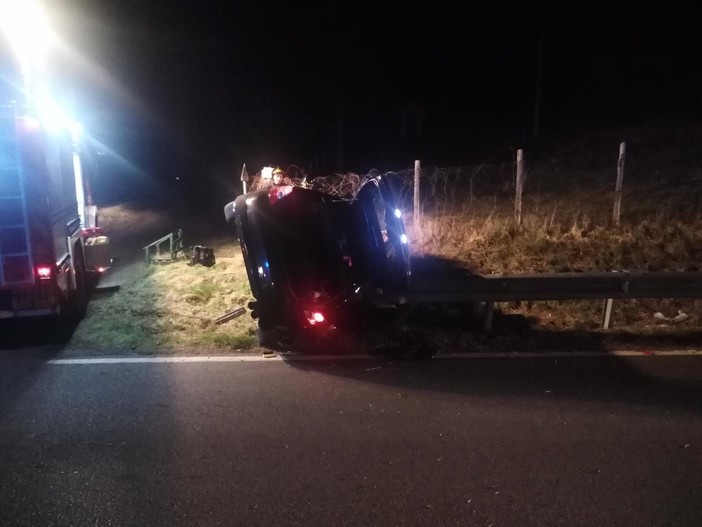 Cairo, auto si cappotta a Rocchetta sulla SS29: ferito trasportato in ospedale (FOTO)