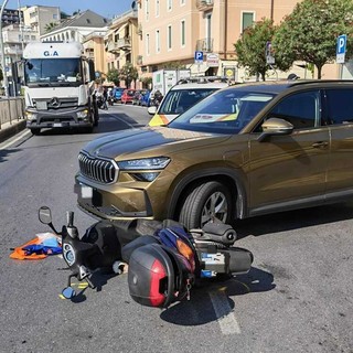 Albissola, scontro tra auto e scooter sull’Aurelia: centauro in codice giallo, traffico in tilt