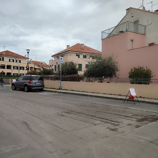 Albenga, scatta il piano asfalti: i primi interventi in piazza Don Bertola a Leca e nel sottopasso di viale Che Guevara (FOTO)