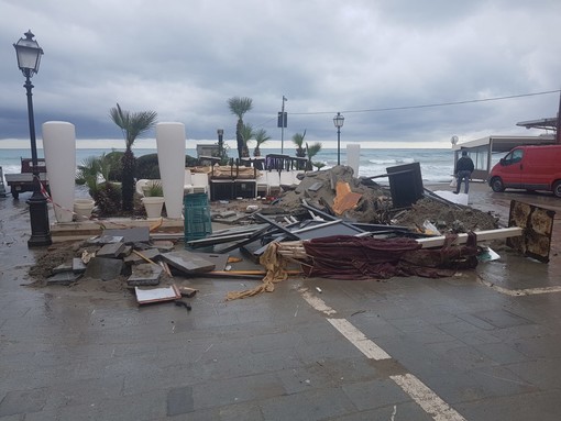 Alassio al lavoro per risollevarsi dopo la mareggiata. Melgrati: "Le passeggiate ora sono la priorità. Entro Natale la città del muretto tornerà a splendere"