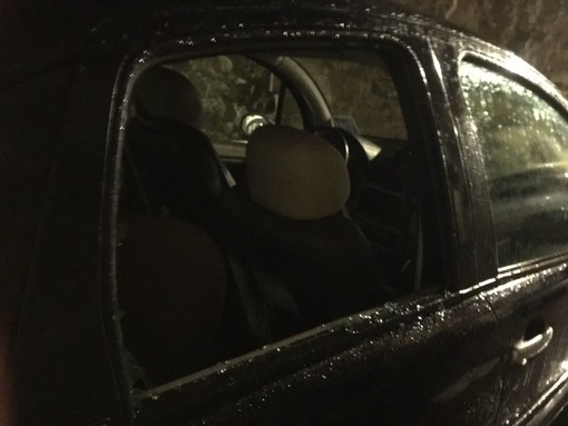 Albenga, straniero in escandescenza danneggia tre auto con una spranga di ferro. I cittadini protestano: "Noi prigionieri in casa nostra"