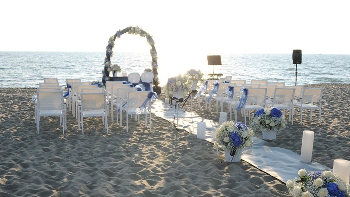 La spiaggia di Albisola allestita per un matrimonio La spiaggia di Albisola allestita per un matrimonio
