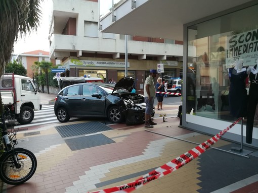 Loano, auto sfonda la vetrina di un negozio: paura lungo la via Aurelia (FOTO)