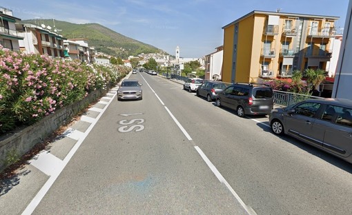 L'Aurelia a Spotorno, in uno dei tratti maggiormente interessati dal parcheggio a bordo strada (immagine da Google Maps)