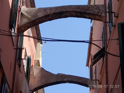 Nella fotogallery: un estratto dalla ricca documentazione fotografica presentata da Mario Carrara all'attenzione del consiglio comunale