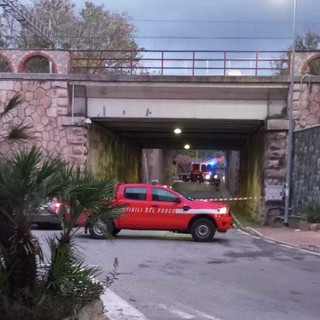 Albisola, cadono calcinacci dal ponte dell'autostrada: chiusa via San Sebastiano