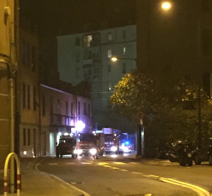 Savona, attico a fuoco in via San Michele: area sotto controllo