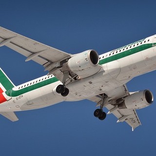 Coronavirus, Toti 'bacchetta' Alitalia: "I due voli cancellati sulla tratta Genova-Roma vanno ripristinati"