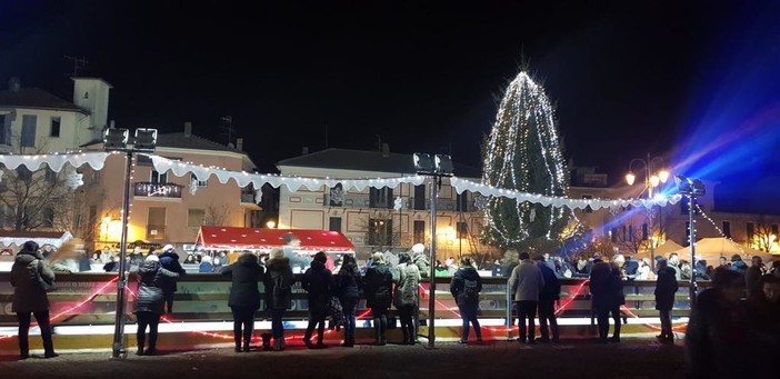 Cairo Montenotte, l'albero di Natale illumina piazza della Vittoria (FOTO) Cairo Montenotte, l'albero di Natale illumina piazza della Vittoria (FOTO)