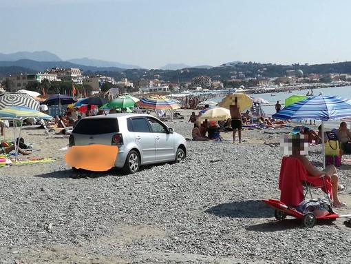Albissola, parcheggiano l'auto in spiaggia e vanno a fare il bagno (FOTO e VIDEO)