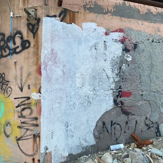 Finale, sorpresi mentre imbrattavano il muro esterno dell'ex stabilimento Piaggio: due ragazzi sanzionati dalla polizia locale