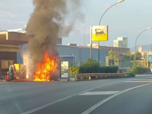 Savona, auto in fiamme vicino ad un distributore di benzina: vigili del fuoco mobilitati sul lungomare Matteotti (FOTO) Savona, auto in fiamme vicino ad un distributore di benzina: vigili del fuoco mobilitati sul lungomare Matteotti (FOTO)
