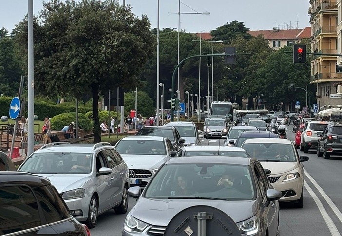 Stop ai tir nei weekend estivi ad Albisola, le limitazioni scattano anche a Savona verso Levante Stop ai tir nei weekend estivi ad Albisola, le limitazioni scattano anche a Savona verso Levante