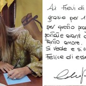 Albenga, Alice De André firma la piastrella sul muretto dei Fieui Albenga, Alice De André firma la piastrella sul muretto dei Fieui