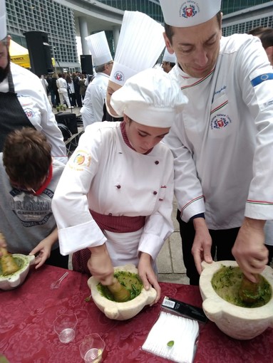 Il pesto dell'Alberghiero di Finale Ligure "sposa" il risotto di Milano Il pesto dell'Alberghiero di Finale Ligure "sposa" il risotto di Milano