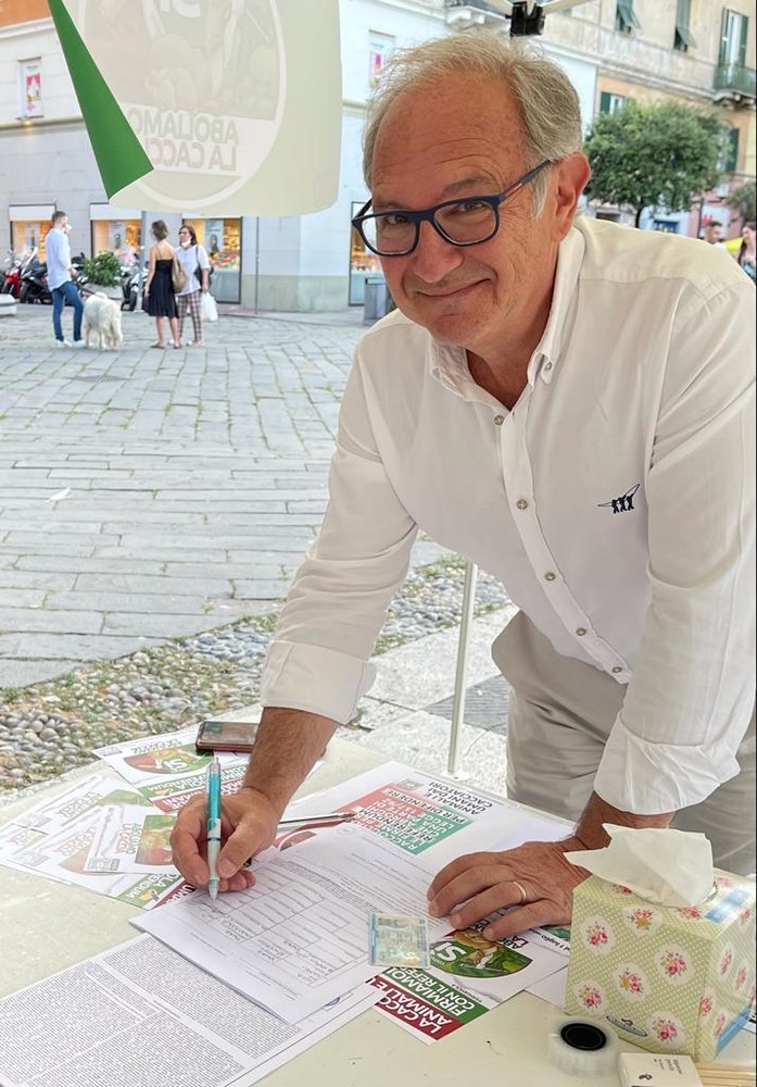 Savona 2021, il candidato sindaco Aschei firma il referendum contro la caccia