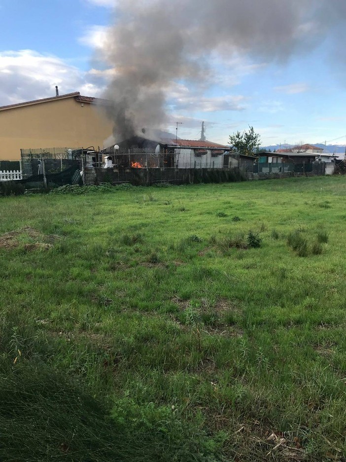 Albenga, incendio in viale Che Guevara: bungalow sotto sequestro Albenga, incendio in viale Che Guevara: bungalow sotto sequestro