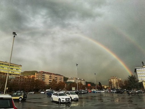 Arcobaleno 'urbano' a Savona: le foto di una nostra lettrice