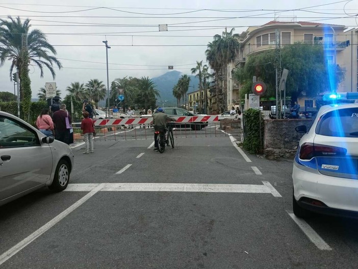 Loano, auto incastrata al passaggio a livello: disagi al traffico stradale e ferroviario Loano, auto incastrata al passaggio a livello: disagi al traffico stradale e ferroviario