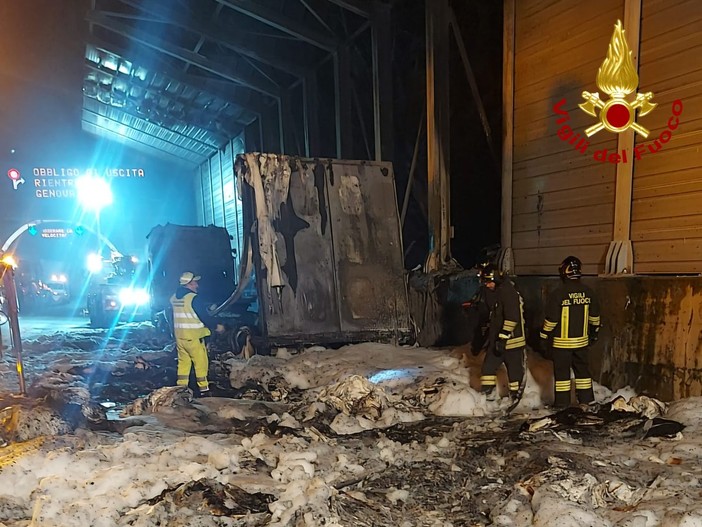 A10, riaperto il tratto tra Genova Aeroporto e Pegli dopo l’incendio del camion: si viaggia su una sola corsia A10, riaperto il tratto tra Genova Aeroporto e Pegli dopo l’incendio del camion: si viaggia su una sola corsia