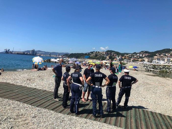Albisola, bagnanti "invadono" la foce del Sansobbia: la polizia locale sgombra la zona (FOTO) Albisola, bagnanti "invadono" la foce del Sansobbia: la polizia locale sgombra la zona (FOTO)