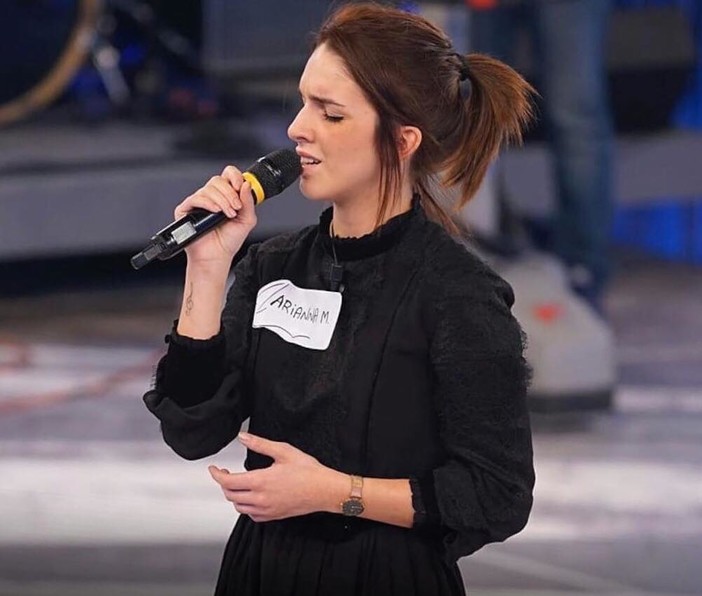 "Piacerebbe a tutti i pugili vincere così": la cantante quilianese Arianna Manca passa a braccia alzate al terzo step di "Amici"
