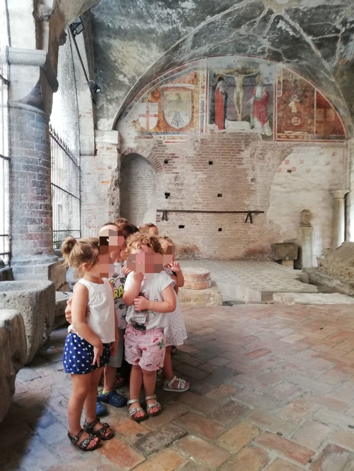 Albenga, i bambini dell’asilo nido comunale in gita estiva alla scoperta del Centro Storico