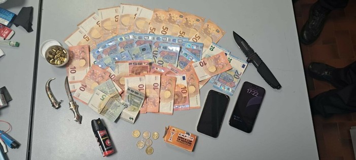 Spaccio a Finale Ligure, arrestato un 23enne: aveva con sé hashish, due coltelli, proiettili e spray urticante Spaccio a Finale Ligure, arrestato un 23enne: aveva con sé hashish, due coltelli, proiettili e spray urticante