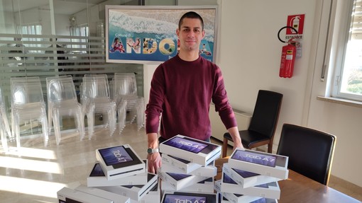 Andora, cominciata la consegna dei tablet ai 93 studenti assegnatari del bando promosso dal comune
