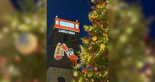 Albenga illumina il Natale, su una torre l'opera di una verità che non si può ignorare Albenga illumina il Natale, su una torre l'opera di una verità che non si può ignorare